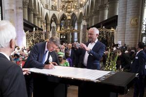 In de Grote Kerk in Dordrecht werd op 29 mei de vierde Nationale Synode gehouden, als afsluiting van de viering 400 jaar Synode van Dordrecht. Tientallen protestantse kerken ondertekenden de Verklaring van Verbondenheid. beeld Dirk Hol