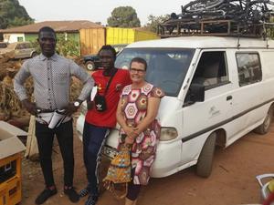 Gerda Klaver (r.) met twee medewerkers vrijdagmiddag na de incidenten in de hoofdstad van Guinee-Bissau.  beeld stichting Kimon