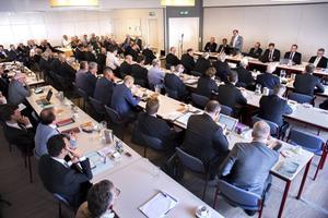„Een synode decreteert niet en stelt geen tirannieke eisen. Als dat gebeurt, verliest zij voor God alle rechten om bindende uitspraken te doen.” Foto: De generale synode van de Christelijke Gereformeerde Kerken kwam vrijdag in Dordrecht voor het eerst weer bijeen. beeld Dirk Hol