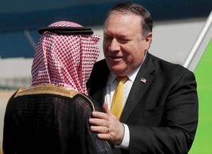Pompeo met de Saudische minister van Buitenlandse Zaken, Adel al-Jubeir, dinsdag. beeld AFP, Leah Millis