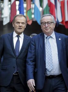 De voorzitter van de Europese Raad, Donald Tusk, met de voorzitter van de Europese Commissie, Jean-Claude Juncker. Beiden treden eind 2019 af.  beeld EPA, Olivier Hoslet