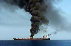 De tanker Front Altair, die donderdagmorgen in de Golf van Oman werd aangevallen. beeld AFP