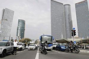 Automobilisten in Tel Aviv staan donderdag naast hun auto's tijdens de herdenking van de slachtoffers van de Holocaust. beeld AFP