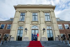 Het koningspaar ontving staatssecretaris Knops op Huis ten Bosch. beeld ANP
