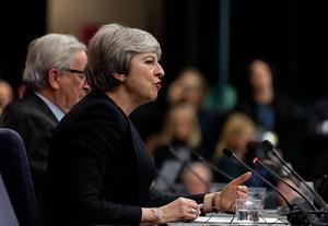 May en Juncker geven een gezamenlijke verklaring. beeld EPA