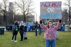 De eerste demonstranten verzamelen zicht op het Malieveld in Den Haag. beeld ANP