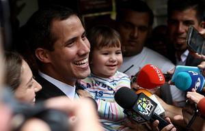 De zelfuitgeroepen president van Venezuela, Juan Guaido, staat de media te woord, geflankeerd door zijn vrouw Fabiana en dochter Miranda. Guaido beschuldigt de Venezolaanse autoriteiten van intimidatie van zijn gezin. beeld EPA, Cristian Hernandez