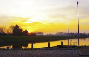 De avond valt over de haven van Arnemuiden. Figuurlijk gesproken ziet het er voor de Arnemuider pulsvissers ook donker uit, nu de pulstechniek door de EU wordt verboden.  beeld Van Scheyen Fotografie