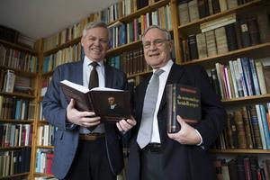H. Boele (links) en prof. dr. A. de Reuver hebben de ”eenvoudige Heidelberger” van Kohlbrugge grondig herzien en uitgebreid.  beeld Martin Droog