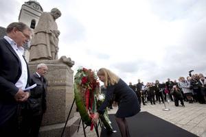 Minister Schouten legde zaterdag in Katwijk een krans bij het monument voor de vissers die in de periode 1914-1918 omkwamen. Het einde van de Eerste Wereldoorlog, een eeuw geleden, betekende dat ook het einde van een periode van grote onveiligheid op zee in zicht was. Al bleef Nederland neutraal, er kwamen 103 Katwijkers om tijdens hun werk. beeld Henk Bouwman