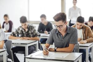 „Feit blijft dat bij Engels een flink portie blootstelling aan Engels buiten de les is ingecalculeerd in het landelijk niveau van dit vak.” beeld iStock