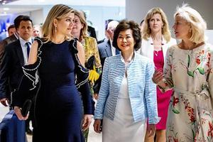 Koningin Máxima, de Amerikaanse minister van Transport, Elaine Chao, en minister Sigrid Kaag (Buitenlandse Handel). beeld ANP