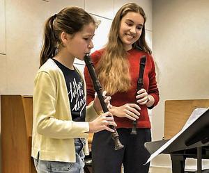 Emma Harbers (l.) krijgt les van blokfluitiste Lucie Horsch. beeld Muziekschool Rijssen