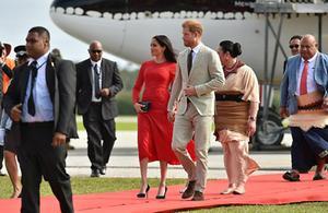 Harry en Meghan werden op de luchthaven van Tonga opgewacht door prinses Latufuipeka Angelika Tuku’aho. Zij begeleidde de hertog en hertogin naar haar ouders, koning Tupou VI en koningin Nanasipau'u voor een privé-audiëntie. beeld AFP