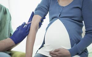 De overheid volgt het advies van de Gezondheidsraad om zwangeren met ingang van 2019 te gaan inenten tegen kinkhoest. Dit advies is echter gebaseerd op speculaties, onvoldoende tot afwezig bewijs en de aanname dat een negatief neveneffect wel zal meevallen. beeld iStock