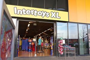 Ook de vestiging van Intertoys XL in Middelburg gaat hoogstwaarschijnlijk binnenkort op de schop. De speelgoedwinkelketen verkeert in zwaar weer. Dinsdag kreeg de winkel uitstel van betaling voor een herstructurering van het bedrijf. beeld Van Scheyen Fotografie