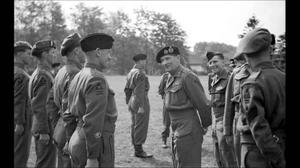 Generaal Bernard Montgomery bezoekt op 16 maart 1944 het tweede bataljon van de Royal Ulster Rifles bij Portsmouth (Engeland) in aanloop naar de invasie van Normandië. beeld YouTube