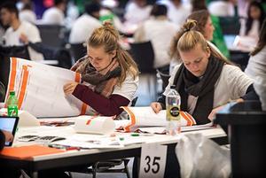 „Een maximumgrootte van gemeenten – het zou een weldaad zijn voor alle bewoners en hun lokaal bestuur.” Foto: Stemmen tellen in de Ahoy in Rotterdam tijdens de gemeenteraadsverkiezingen van 2018. beeld ANP, Marten van Dijl