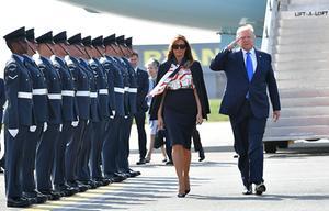 President Trump en zijn vrouw Melania bij aankomst op het Londense vliegveld Stansted. beeld AFP