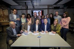 De ondertekening vond woensdag plaats in Rotterdam. Vooraan v.r.n.l.: Petra de Jong, Cees van Breugel, ds. Coen Legemaate en Jan Vlot. beeld Roel Dijkstra