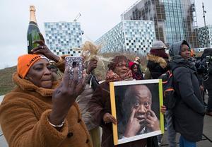 Voorstanders van de voormalige president van Ivoorkust, Laurent Gbagbo, komen dinsdag bijeen voor het Internationaal Strafhof. beeld ANP