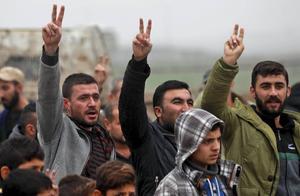 Koerden protesteren aan de Turks-Syrische grens in verband met de aangekondigde terugtrekking van de Amerikanen en de Turkse dreiging als gevolg daarvan. beeld AFP, Delil Souleiman