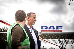 15 juni: Algemeen directeur Preston Feight (r.) van DAF tijdens een staking.  beeld ANP, Rob Engelaar