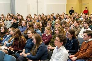 De bijeenkomst van de werkgroep voor studerenden van de Gereformeerde Gemeenten, vrijdag in Gouda, trok ongeveer 140 studenten. beeld Cees van der Wal