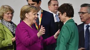Merkel (l.) met de nieuwe CDU-voorzitter Kramp-Karrenbauer. beeld AFP, John MacDougall