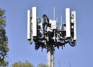 Waar het specifiek over 5G gaat, stelt de ICNIRP voor een heel hoog blootstellingsniveau toe te laten. Foto: 5G-toren in Canberra (Australië). beeld EPA, Mick Tsikas