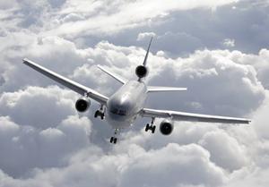 De Koninklijke Luchtmacht heeft op vliegbasis Eindhoven een KDC-10-transporttoestel klaar staan om burgers te evacueren uit Venezuela. Het Zuid-Amerikaanse land wordt geteisterd door ernstige onlusten.  beeld defensie