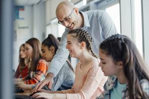 Scholen, geef docenten veel ruimte om onderwijs te ontwikkelen. Doe dit met docenten die hier goed in zijn en dit graag willen. beeld iStock