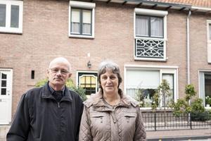 Jan en Jeannette Hordijk: „Meer elektra betekent heel veel kabels verzwaren.” Het echtpaar schrikt van het bedrag dat nodig is om hun middenwoning gasloos te maken.  beeld André Dorst