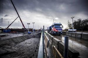 Een elektrische vrachtwagen rijdt ter opening over het eerste betonnen herbruikbare viaduct –een testversie– aan de Dronter zijde van het Drontermeer. De elementen van het kustwerk kunnen na demontage weer elders worden gebruikt. Rijkswaterstaat wil zo de verspilling van grondstoffen tegengaan.  beeld ANP, Siese Veenstra
