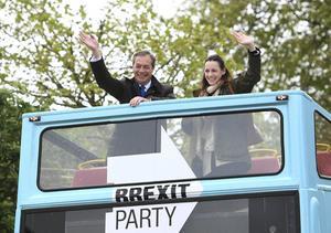 De Brexit Partij van Nigel Farage (l.) schiet vanuit het niets naar de top. Net bij het brexitreferendum in 2016 reist hij met een campagnebus door het land. Veel kiezers gebruiken de Brexit Partij om een proteststem uit te brengen vanwege het uitblijven van brexit.  beeld Hollandse Hoogte/PA Photos, Joe Giddens