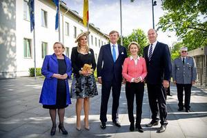 Koning Willem-Alexander en koningin Máxima met minister van Defensie Bijleveld (L) en de Duitse minister van Defensie Von der Leyen. beeld ANP