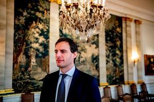 Minister Wopke Hoekstra staat de pers te woord op de ambassade in Parijs. De minister van Financien had een gesprek met zijn Franse ambtgenoot Bruno Le Maire over de ontwikkelingen bij Air France-KLM. beeld ANP