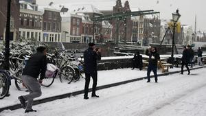 Bij de Pelgrimvaderskerk in Rotterdam onderbraken de predikanten hun programma voor een spontaan sneeuwballengevecht. beeld Willem J. de Wit
