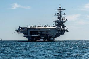 De USS Abraham Lincoln is een van de vliegdekschepen die de VS richting Iran sturen. beeld EPA, Cati Cladera