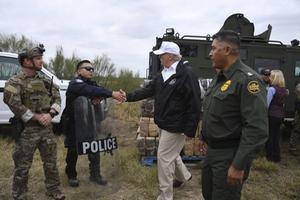 President Trump bezocht donderdag het grensgebied tussen de Verenigde Staten en Mexico om de politieke druk op te voeren. beeld AFP, Jim Watson
