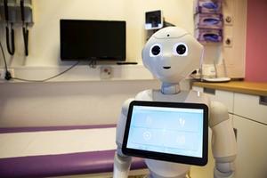 Sociale robots als Nao/Zora of Pepper komen toch behoorlijk dom over. Foto: zorgrobot Pepper aan het werk in het Máxima Medisch Centrum in Veldhoven. beeld ANP, Alexander Schippers