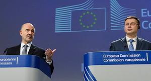 Pierre Moscovici (l.) en Valdis Dombrovskis. beeld EPA