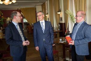 De samenstellers van de Gewone Catechismus (v.l.n.r.): dr. T. T. J. Pleizier (Protestantse Theologische Universiteit Groningen), prof. dr. A. Huijgen (Theologische Universiteit Apeldoorn) en dr. R. T. te Velde (Theologische Universiteit Kampen). beeld RD, Anton Dommerholt