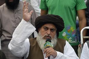 Khadim Hussain Rizvi, leider van de radicale islamitische partij Tehreek-e-Labbaik. beeld AFP