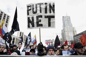 Protestmars in Moskou tegen plannen van het Russische parlement om het internet aan banden te leggen, afgelopen weekend. beeld EPA, Maxim Shipenkov