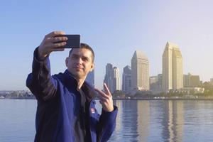 Op het fotogedeelte van Instagram plaatsen gebruikers meestal niet meer dan één foto per dag. Deze foto’s zijn vaak selfies. De gebruiker staat zelf op deze foto, op een specifieke plaats. beeld iStock