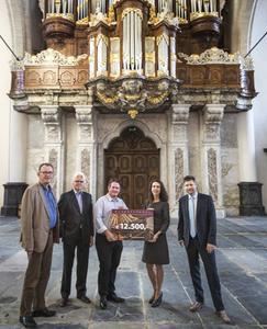 De overhandiging van de cheque. Op de foto (v.l.n.r.): Henk van der Wal, Tim Talen, Harm Beens van Vox Humana, directeur Jacqueline Grandjean van Stichting de Oude Kerk en organist Jacob Lekkerkerker. beeld Laurence Ostyn