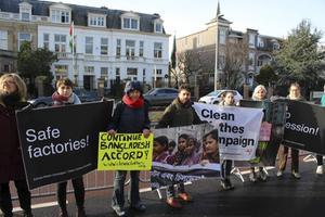 In steden in heel Europa organiseerden consumenten en activisten vorige week protestacties waarmee ze de overheid van Bangladesh opriepen tot een betere bescherming van arbeiders in de kledingindustrie. beeld Human Rights Watch
