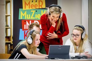 Voor de stichting Méér Muziek in de Klas bezocht koningin Máxima in 2018 een workshop digitaal componeren op de pabo van Hogeschool Leiden. beeld ANP, Patrick van Katwijk