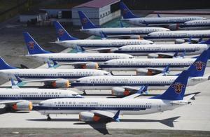 Na twee ongelukken met de nieuwe Boeing 737 MAX werd het toestel aan de grond gehouden, zoals bij de Chinese stad Urumqi. beeld AFP, Greg Baker